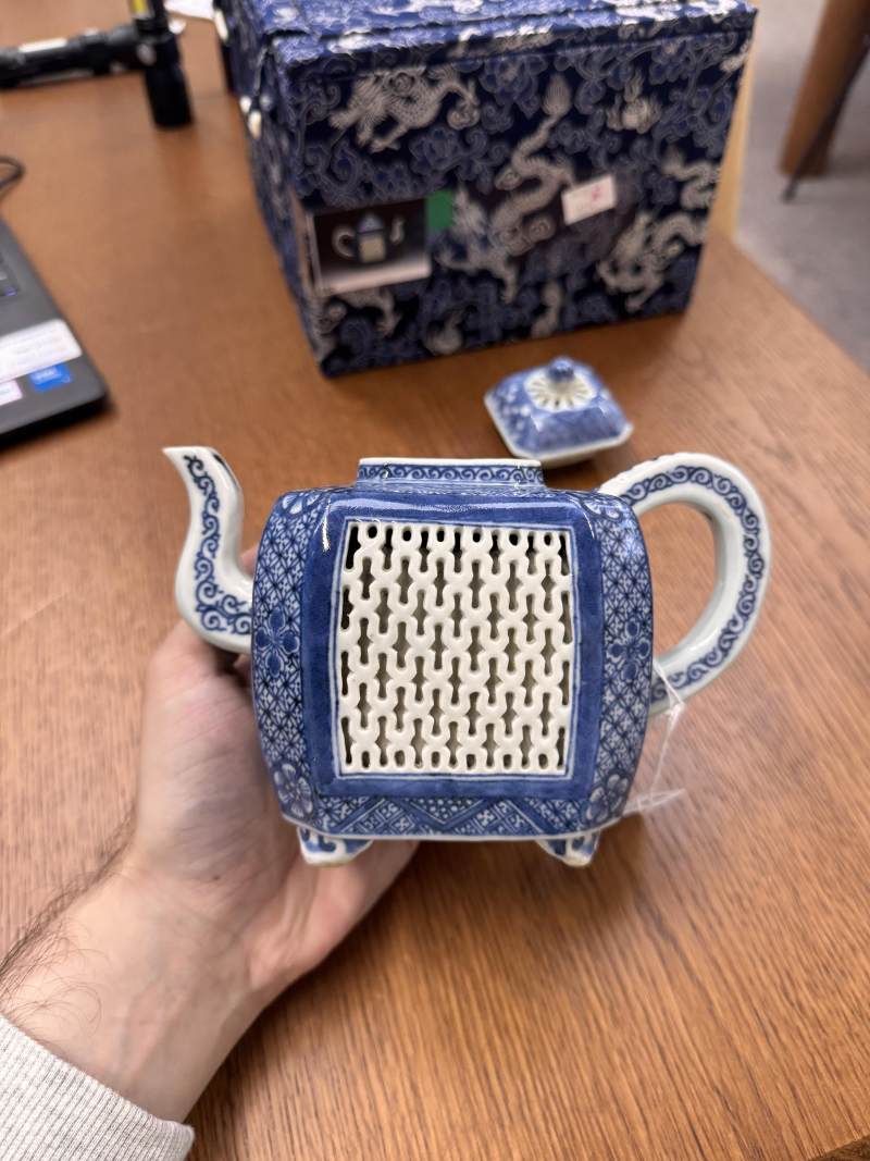 清乾隆 青花鏤空茶蓋壺 | Santos Collection | A Chinese export blue and white reticulated teapot and cover, Qing dynasty, Qianlong period - 图13