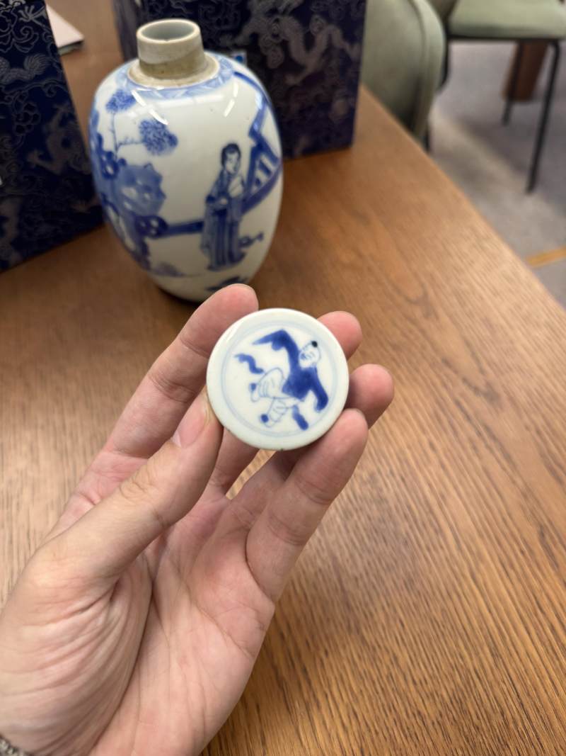 清康熙 青花仕女圖蓋罐一對 | Santos Collection | A pair of Chinese blue and white 'ladies' jars and covers, Qing dynasty, Kangxi period - 图29