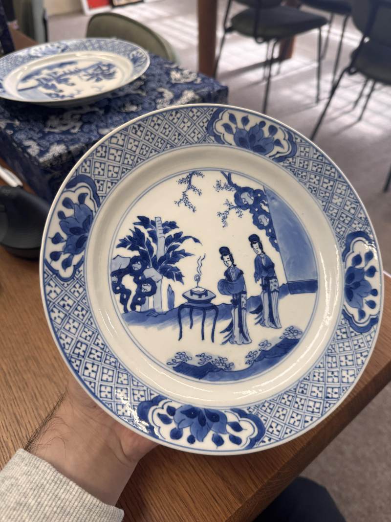 清康熙 青花仕女圖盤一對 《大清康熙年製》款 | Santos Collection | A pair of Chinese blue and white 'ladies' dishes, Qing dynasty, Kangxi mark and of the period - 图18