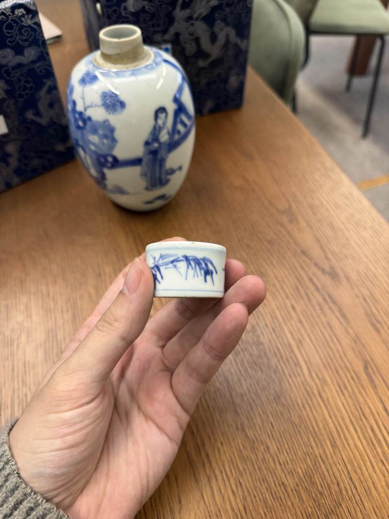 清康熙 青花仕女圖蓋罐一對 | Santos Collection | A pair of Chinese blue and white 'ladies' jars and covers, Qing dynasty, Kangxi period - 图19