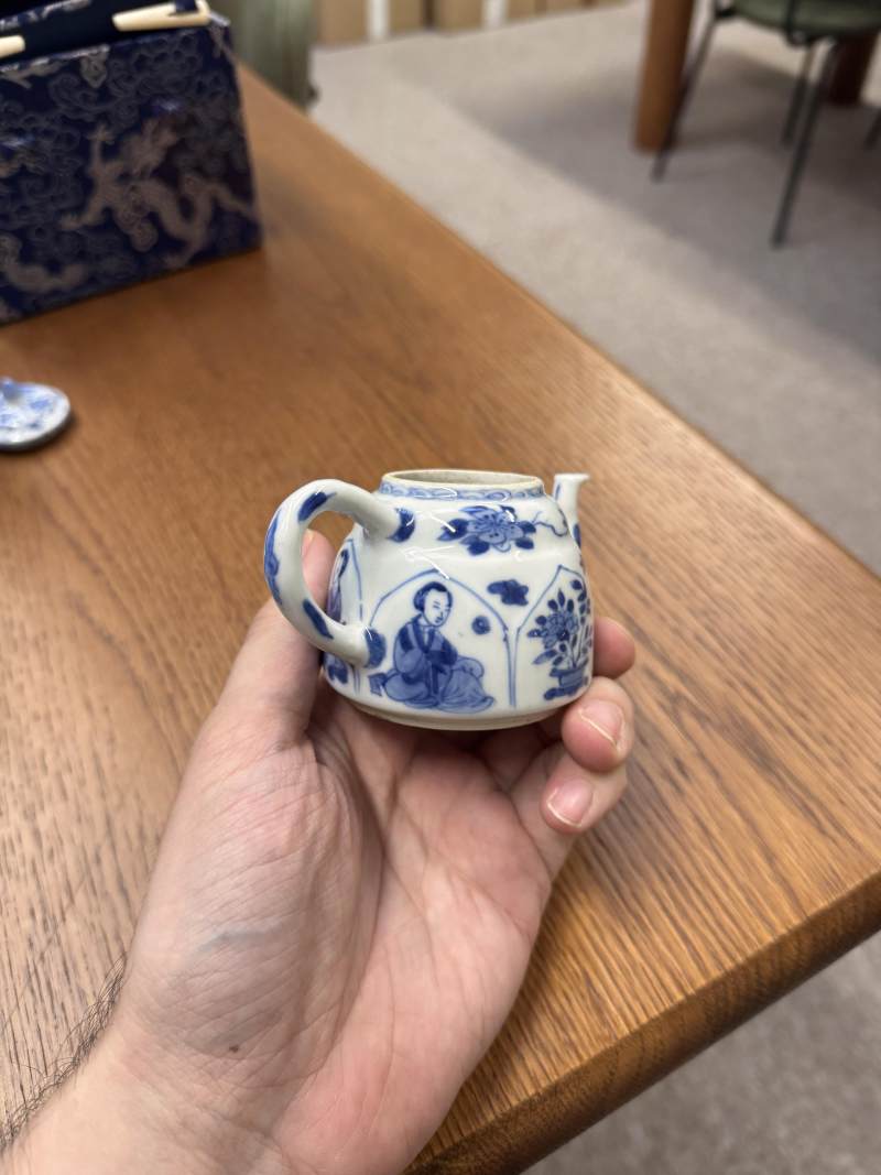 清康熙 青花花卉紋小茶蓋壺 《玉》款 | Santos Collection | A small Chinese blue and white 'blossoms' teapot and cover, Qing dynasty, Kangxi period - 图15