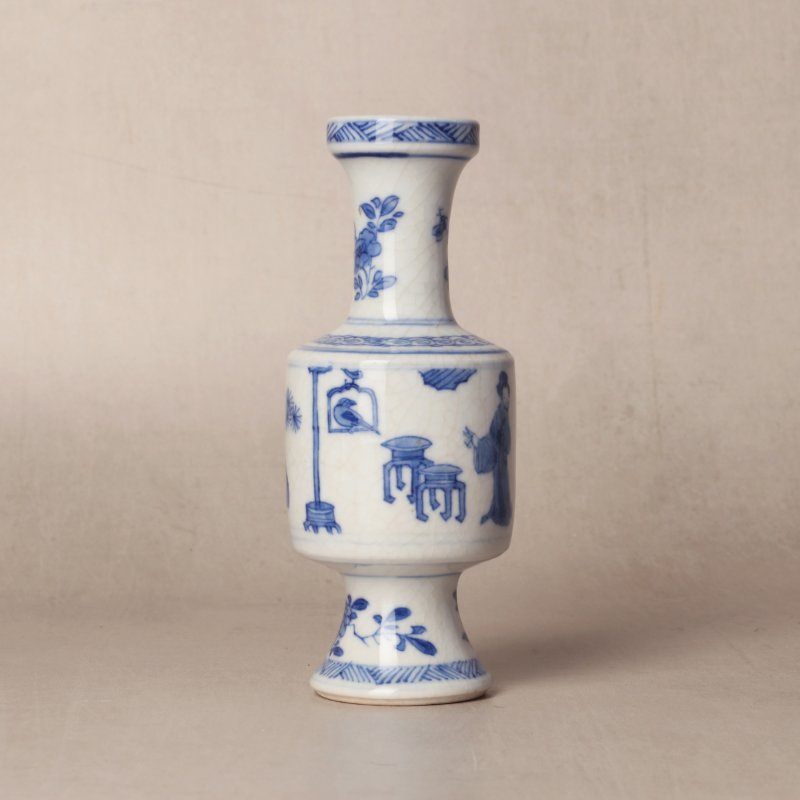 清康熙 漿胎青花仕女圖小瓶 | Santos Collection | A small Chinese soft-paste blue and white vase, Qing dynasty, Kangxi period - 图3