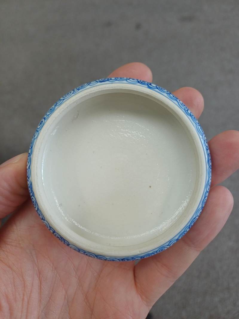 清康熙 漿胎青花樂釣圖蓋盒 | Santos Collection | A Chinese soft paste blue and white box and cover, Qing dynasty, Kangxi period - 图11