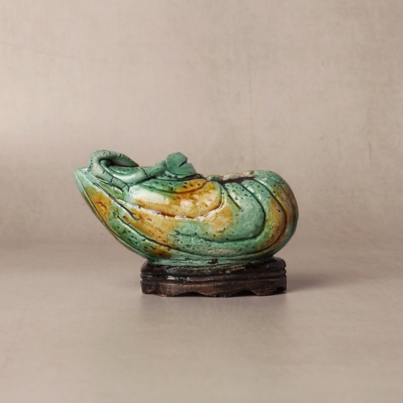 清康熙 素三彩瓜形水丞 | Santos Collection | A Chinese sancai-glazed 'melon' water pot, Qing dynasty, Kangxi period - 图1
