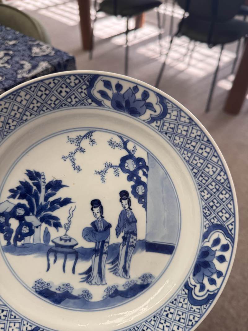 清康熙 青花仕女圖盤一對 《大清康熙年製》款 | Santos Collection | A pair of Chinese blue and white 'ladies' dishes, Qing dynasty, Kangxi mark and of the period - 图8