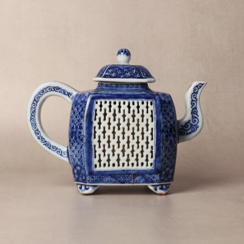 清乾隆 青花鏤空茶蓋壺 | Santos Collection | A Chinese export blue and white reticulated teapot and cover, Qing dynasty, Qianlong period - 图3