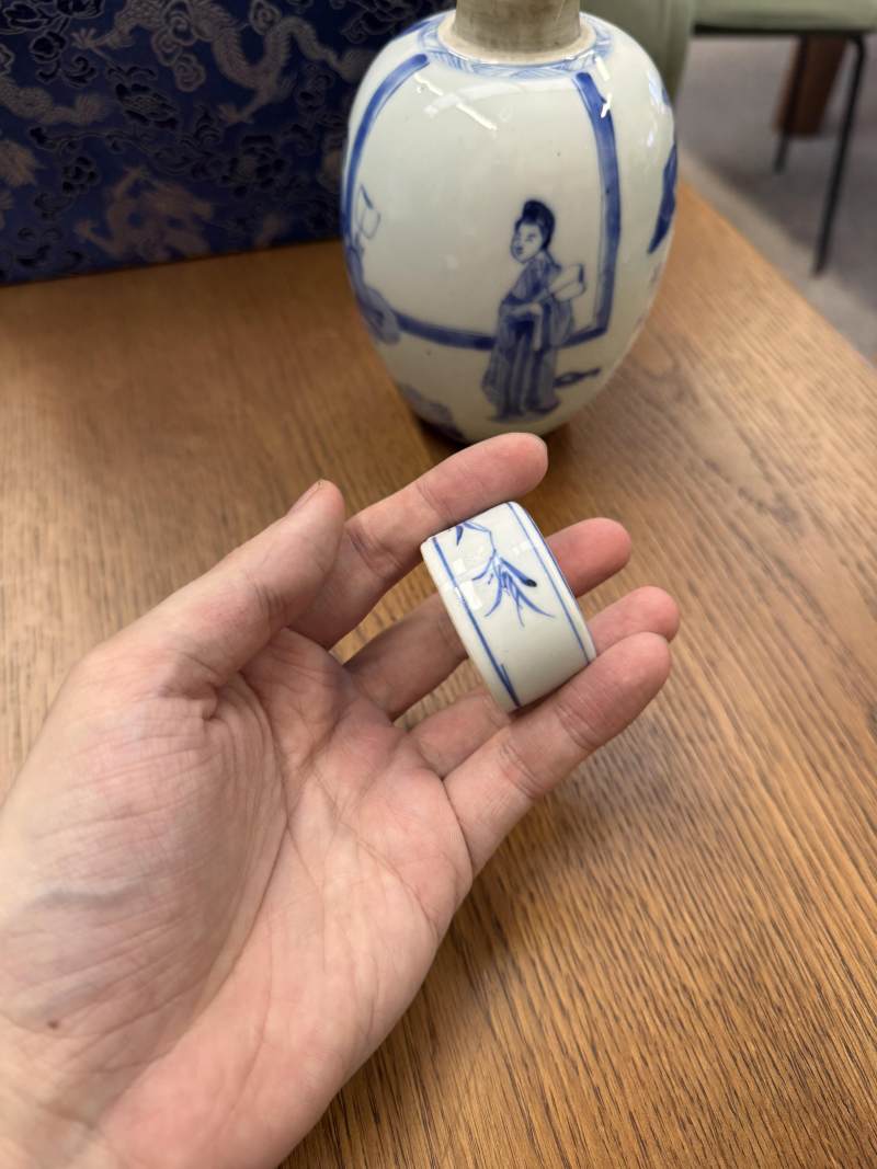 清康熙 青花仕女圖蓋罐一對 | Santos Collection | A pair of Chinese blue and white 'ladies' jars and covers, Qing dynasty, Kangxi period - 图9