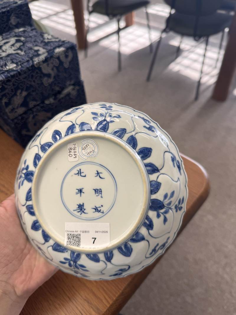 清康熙 青花模印仕女圖盤 《大明成化年製》款 | Santos Collection | A Chinese blue and white moulded 'ladies' dish, Qing dynasty, Kangxi period - 图11