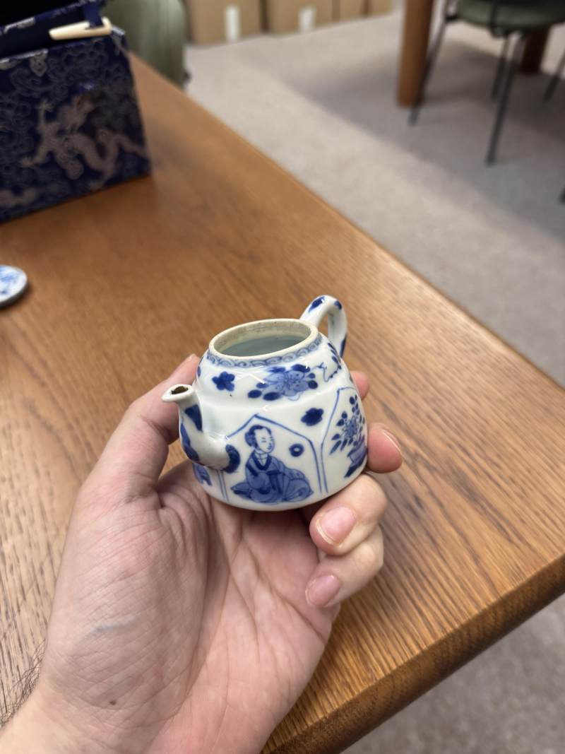 清康熙 青花花卉紋小茶蓋壺 《玉》款 | Santos Collection | A small Chinese blue and white 'blossoms' teapot and cover, Qing dynasty, Kangxi period - 图5