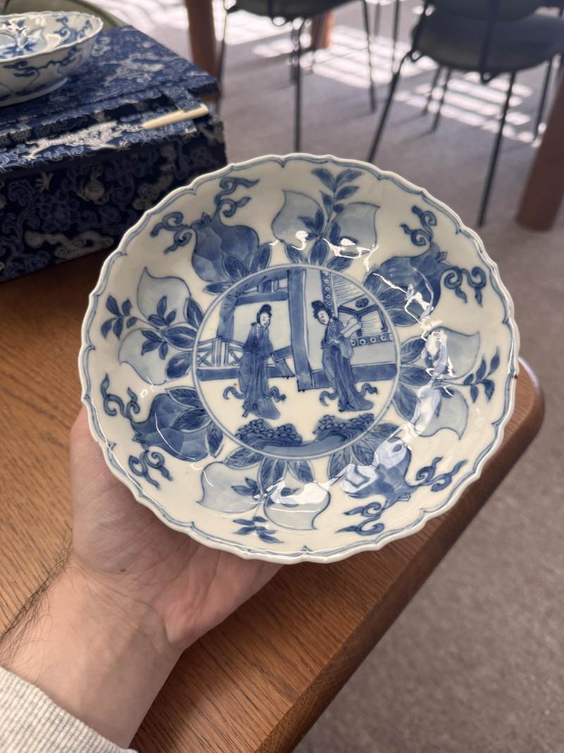 清康熙 青花模印仕女圖盤一對 《大明成化年製》款 | Santos Collection | A pair of Chinese blue and white moulded 'ladies' dishes, Qing dynasty, Kangxi period - 图17