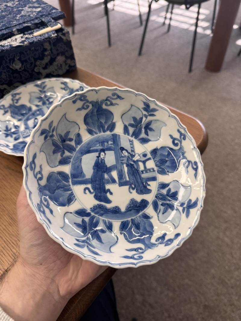 清康熙 青花模印仕女圖盤一對 《大明成化年製》款 | Santos Collection | A pair of Chinese blue and white moulded 'ladies' dishes, Qing dynasty, Kangxi period - 图7