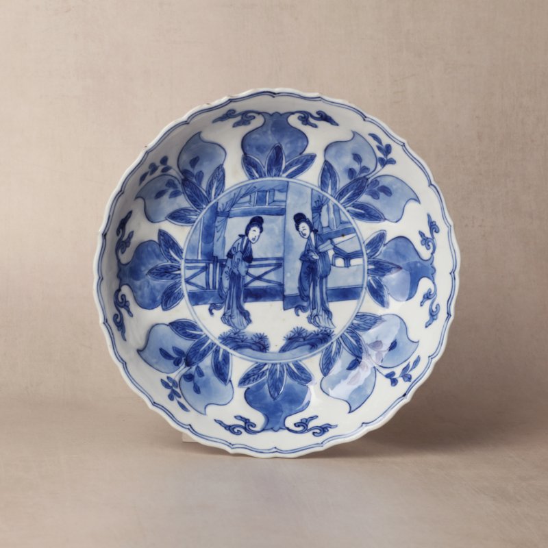 清康熙 青花模印仕女圖盤 《大明成化年製》款 | Santos Collection | A Chinese blue and white moulded 'ladies' dish, Qing dynasty, Kangxi period
