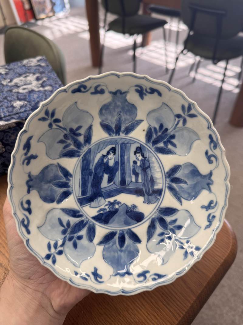 清康熙 青花模印仕女圖盤一對 | Santos Collection | Two Chinese blue and white moulded 'ladies' dishes, Qing dynasty, Kangxi period - 图18