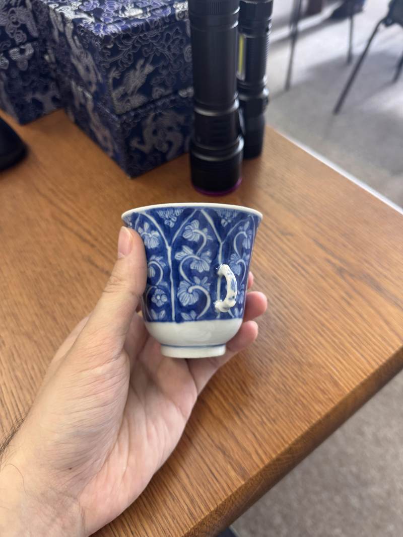 清康熙 青花花卉紋雙耳盃 | Santos Collection | A Chinese blue and white chocolate cup, Qing dynasty, Kangxi period - 图5