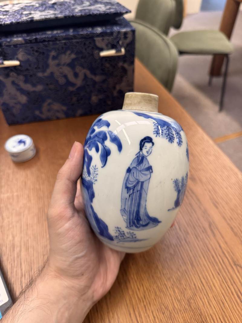 清康熙 青花仕女圖蓋罐一對 | Santos Collection | A pair of Chinese blue and white 'ladies' jars and covers, Qing dynasty, Kangxi period - 图42