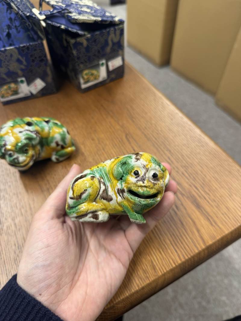 清康熙 卵白綠釉瑞獸像一對 | Santos Collection | A pair of Chinese egg and spinach-glazed 'mythical beast' figures, Qing dynasty, Kangxi period - 图13