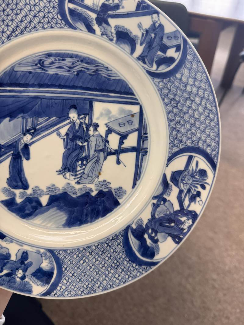 清康熙 青花人物圖盤 《大清康熙年製》款 | Santos Collection | A fine Chinese blue and white 'figural' dish, Qing dynasty, Kangxi mark and of the period - 图13