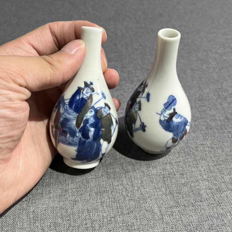 清晚期青花釉里红人物故事胆瓶一对 - 图4