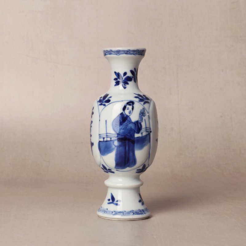 清康熙 青花仕女圖瓶 | Santos Collection | A Chinese blue and white 'ladies' vase, Qing dynasty, Kangxi period - 图3