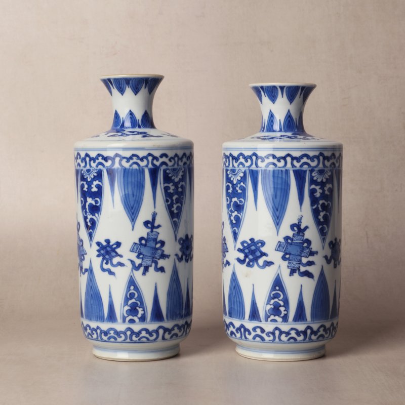 清康熙 青花筒瓶一對 | Santos Collection | A pair of Chinese blue and white cylindrical vases, Qing dynasty, Kangxi period - 图10