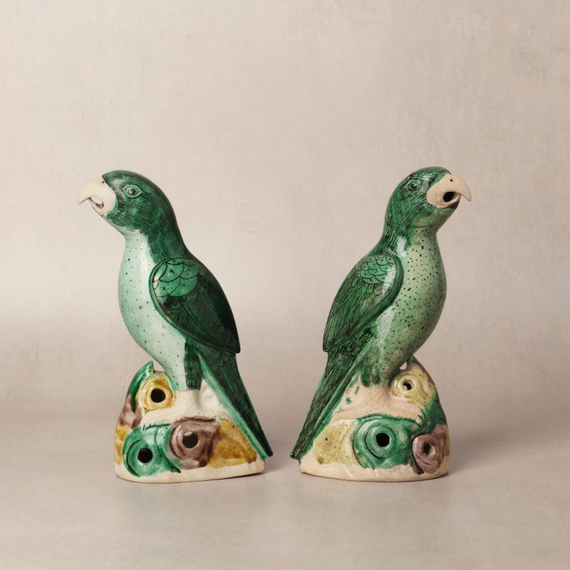 清康熙 素三彩鸚鵡擺件一對 | A pair of Chinese famille-verte biscuit parrot figures, Qing dynasty, Kangxi period - 图5