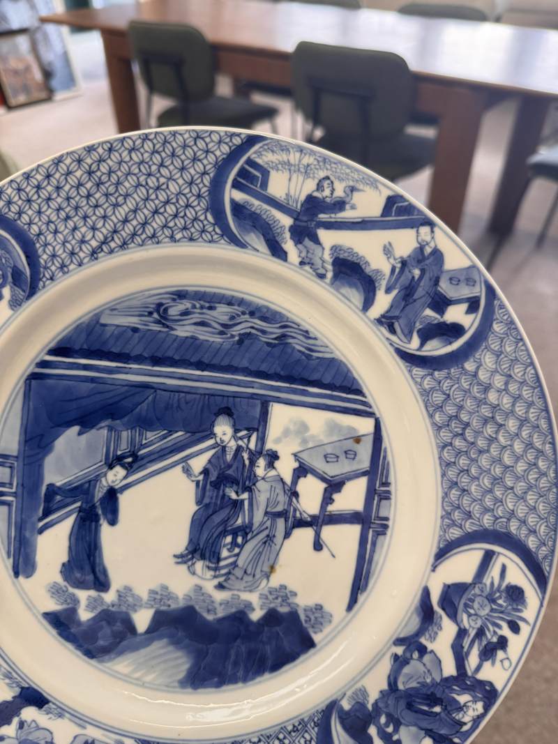 清康熙 青花人物圖盤 《大清康熙年製》款 | Santos Collection | A fine Chinese blue and white 'figural' dish, Qing dynasty, Kangxi mark and of the period - 图3