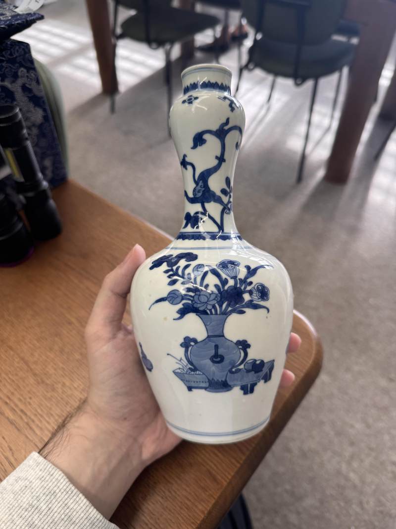 清康熙 青花花卉紋蒜頭瓶 | Santos Collection | A Chinese blue and white garlic-mouth vase, Qing dynasty, Kangxi period - 图6