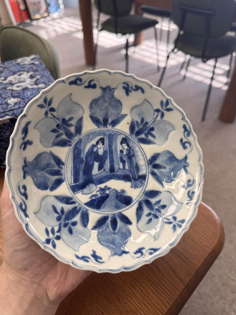 清康熙 青花模印仕女圖盤一對 | Santos Collection | Two Chinese blue and white moulded 'ladies' dishes, Qing dynasty, Kangxi period - 图8