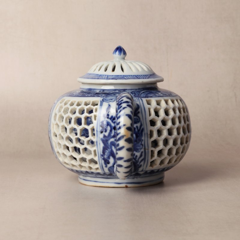 清康熙 青花鏤空花卉紋茶蓋壺 | Santos Collection | A Chinese blue and white reticulated teapot and cover, Qing dynasty, Kangxi period - 图2