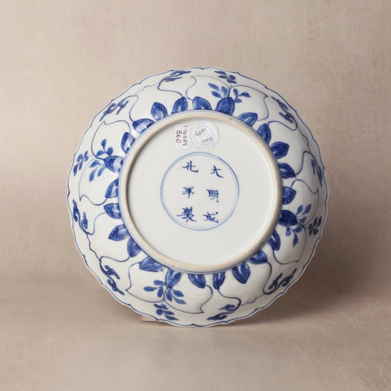 清康熙 青花模印仕女圖盤 《大明成化年製》款 | Santos Collection | A Chinese blue and white moulded 'ladies' dish, Qing dynasty, Kangxi period - 图6