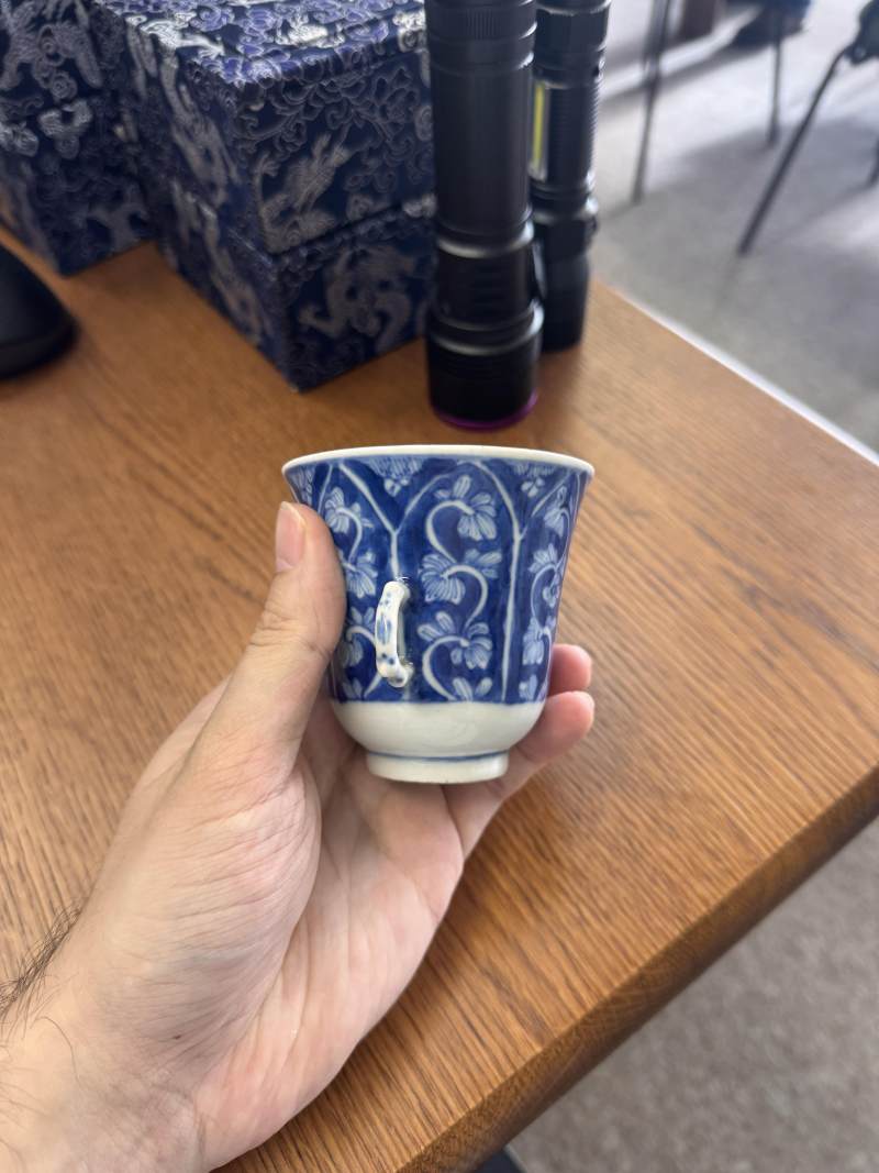 清康熙 青花花卉紋雙耳盃 | Santos Collection | A Chinese blue and white chocolate cup, Qing dynasty, Kangxi period - 图10