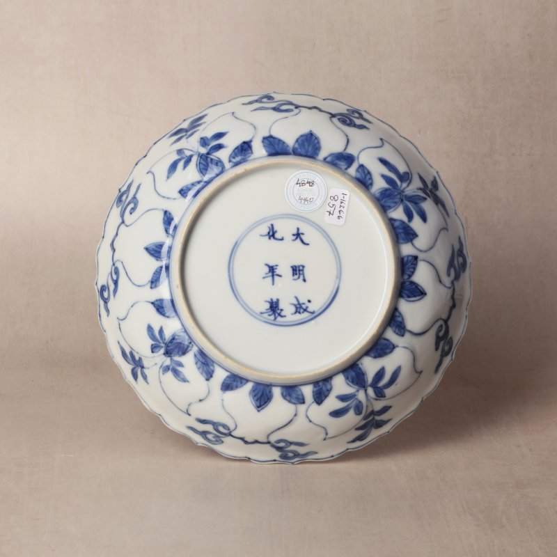 清康熙 青花模印仕女圖盤一對 《大明成化年製》款 | Santos Collection | A pair of Chinese blue and white moulded 'ladies' dishes, Qing dynasty, Kangxi period - 图12