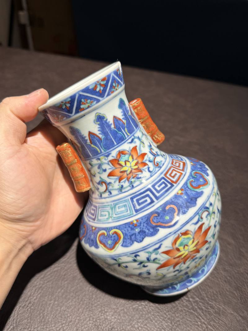 清乾隆 斗彩缠枝莲纹贯耳尊 - 图9