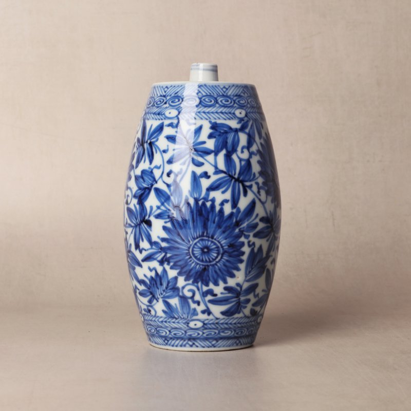 清康熙 青花纏枝花卉紋瓶 | Santos Collection | A Chinese blue and white 'spirit' bottle, Qing dynasty, Kangxi period - 图4