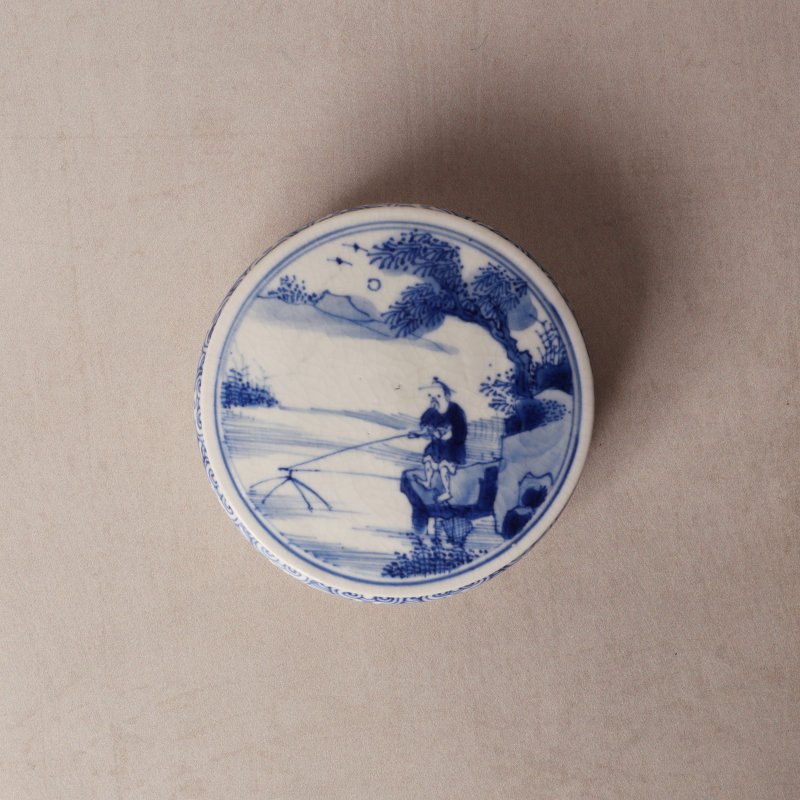 清康熙 漿胎青花樂釣圖蓋盒 | Santos Collection | A Chinese soft paste blue and white box and cover, Qing dynasty, Kangxi period - 图5
