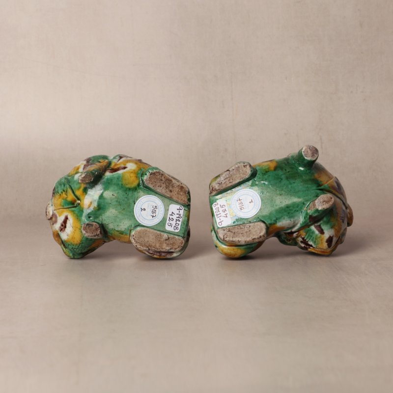 清康熙 卵白綠釉瑞獸像一對 | Santos Collection | A pair of Chinese egg and spinach-glazed 'mythical beast' figures, Qing dynasty, Kangxi period - 图18