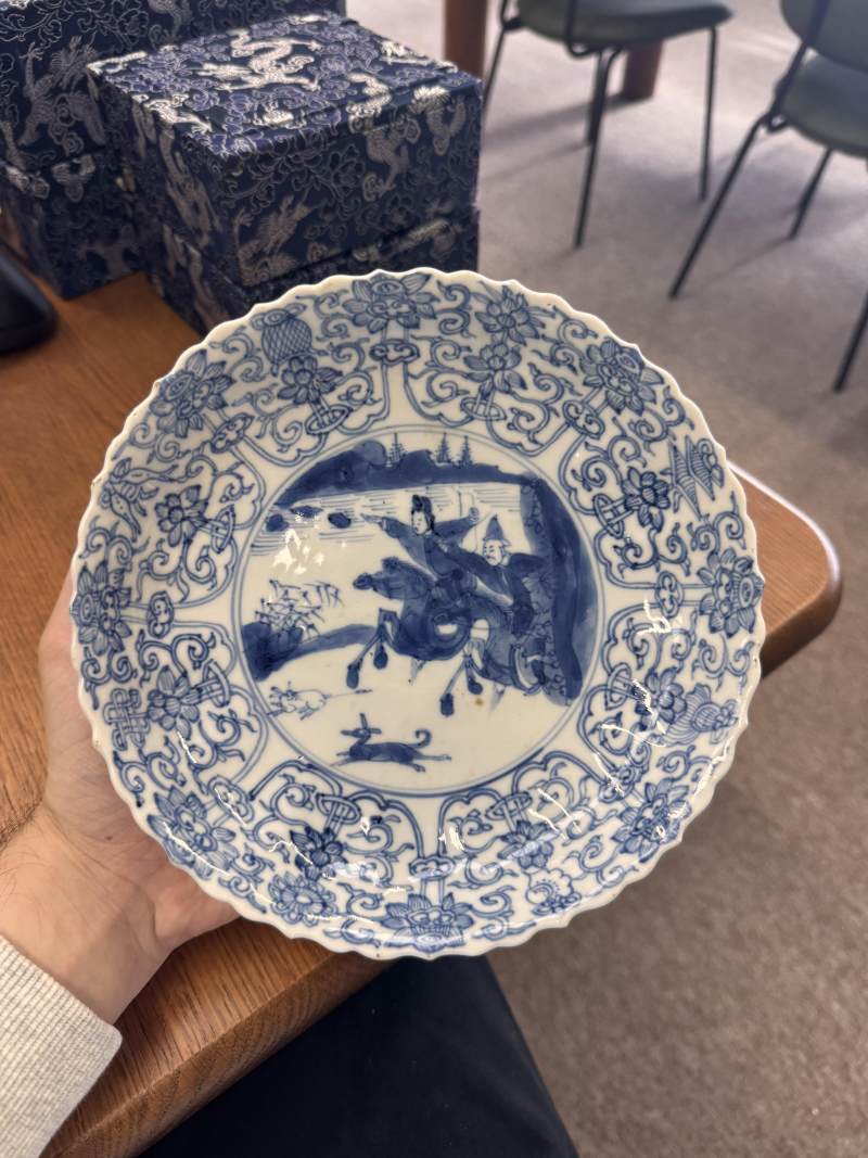 清康熙 青花狩獵圖盤 《大明成化年製》款 | Santos Collection | A Chinese blue and white 'hunting scene' dish, Qing dynasty, Kangxi period - 图8