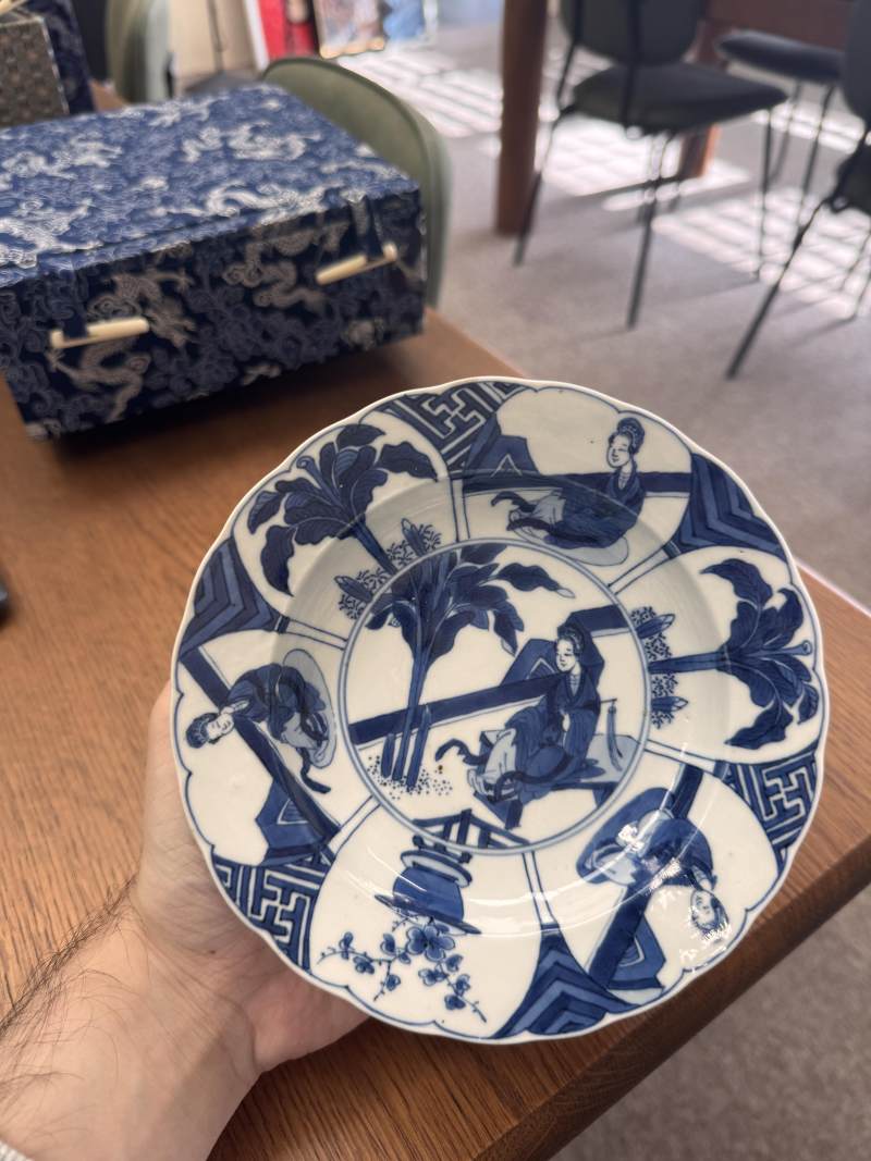 清康熙 青花長衣秀女圖盌一對 《大清康熙年製》款 | Santos Collection | A pair of Chinese blue and white 'Long Eliza' bowls, Qing dynasty, Kangxi mark and period - 图13