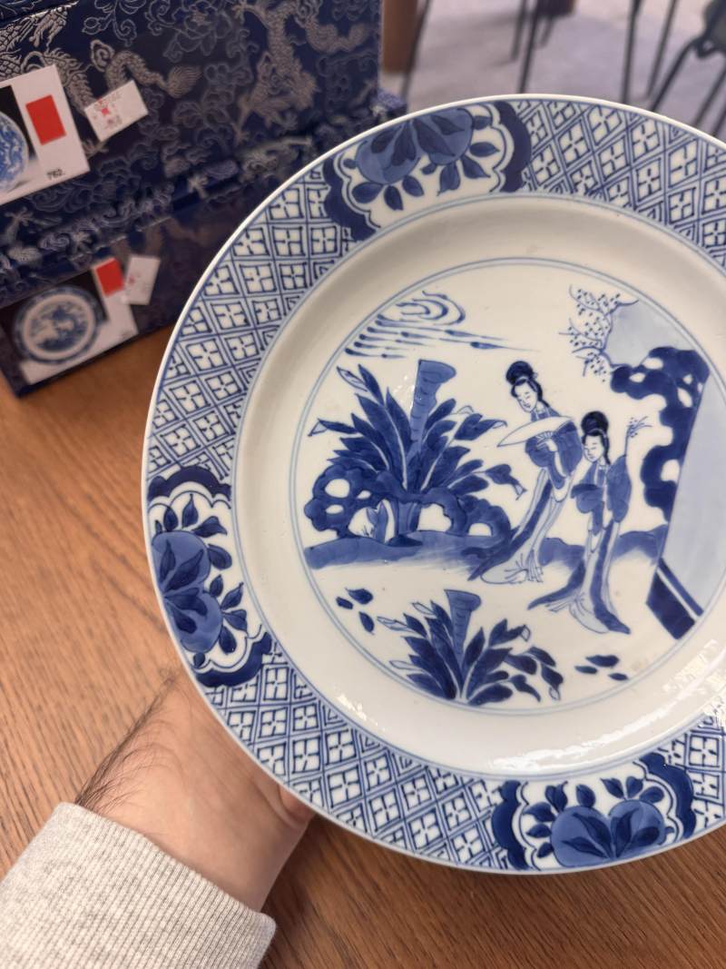 清康熙 青花仕女圖盤 《大清康熙年製》款 | Santos Collection | A Chinese blue and white 'ladies' dish, Qing dynasty, Kangxi mark and of the period - 图5