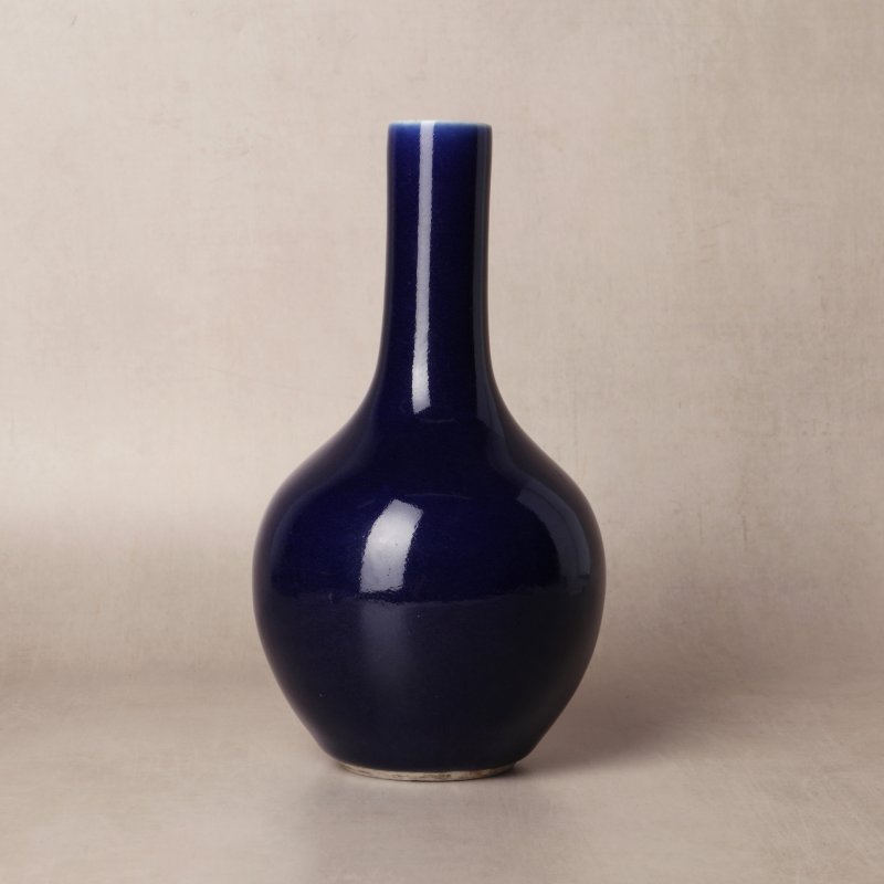 清十八世紀 祭藍釉直頸瓶 | Santos Collection | A Chinese monochrome sacrificial-blue bottle vase, Qing dynasty, 18th century - 图2