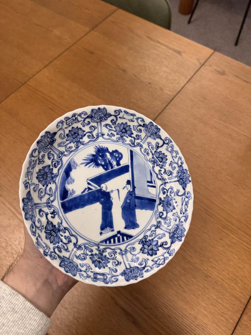 清康熙 青花人物故事圖盤 《大清康熙年製》款 | Santos Collection | A Chinese blue and white 'figural' dish, Qing dynasty, Kangxi period - 图4