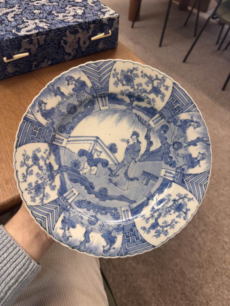 清康熙 青花嬰戲仕女圖盤 | Santos Collection | A Chinese blue and white 'figural' dish, Qing dynasty, Kangxi period - 图4