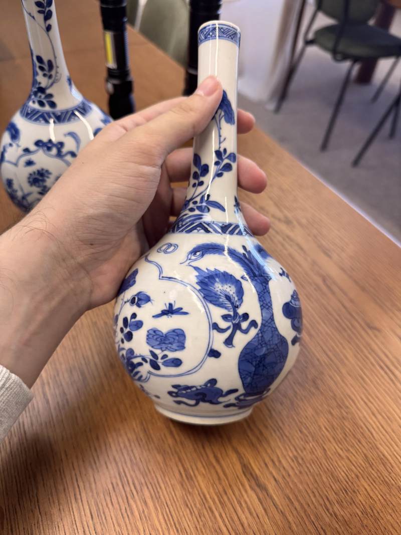 清康熙 青花花卉紋直頸瓶一對 | Santos Collection | A pair of Chinese blue and white bottle vases, Qing dynasty, Kangxi period - 图26
