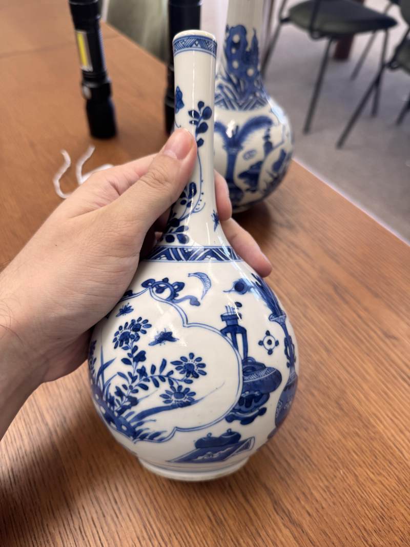 清康熙 青花花卉紋直頸瓶一對 | Santos Collection | A pair of Chinese blue and white bottle vases, Qing dynasty, Kangxi period - 图16