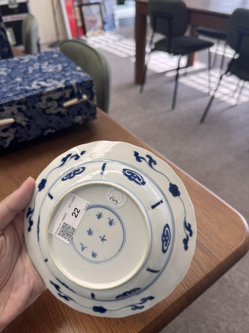 清康熙 青花長衣秀女圖盌一對 《大清康熙年製》款 | Santos Collection | A pair of Chinese blue and white 'Long Eliza' bowls, Qing dynasty, Kangxi mark and period - 图3