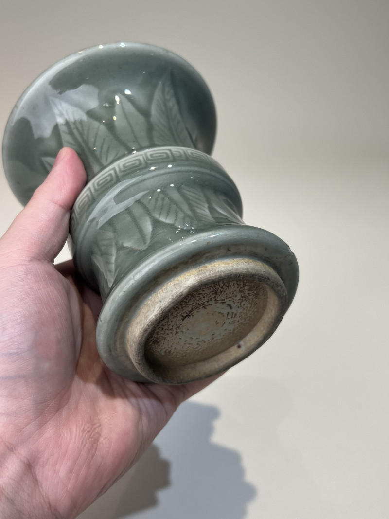 清乾隆 豆青釉芭蕉叶纹小花觚 - 图6