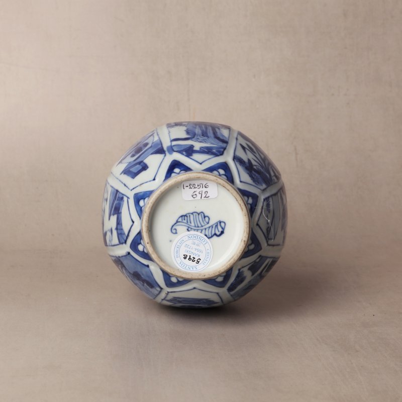 清康熙 青花仕女嬰戲圖瓶 | Santos Collection | A Chinese blue and white 'ladies and boy' vase, Qing dynasty, Kangxi period - 图5