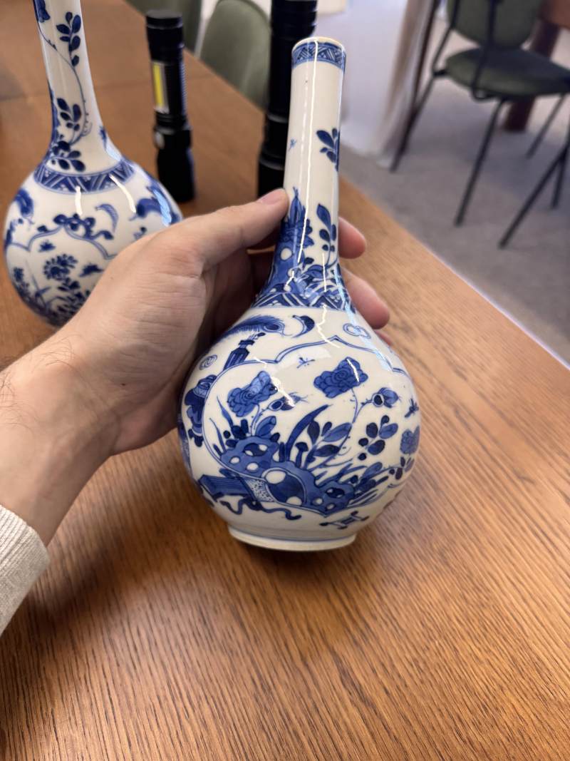 清康熙 青花花卉紋直頸瓶一對 | Santos Collection | A pair of Chinese blue and white bottle vases, Qing dynasty, Kangxi period - 图6