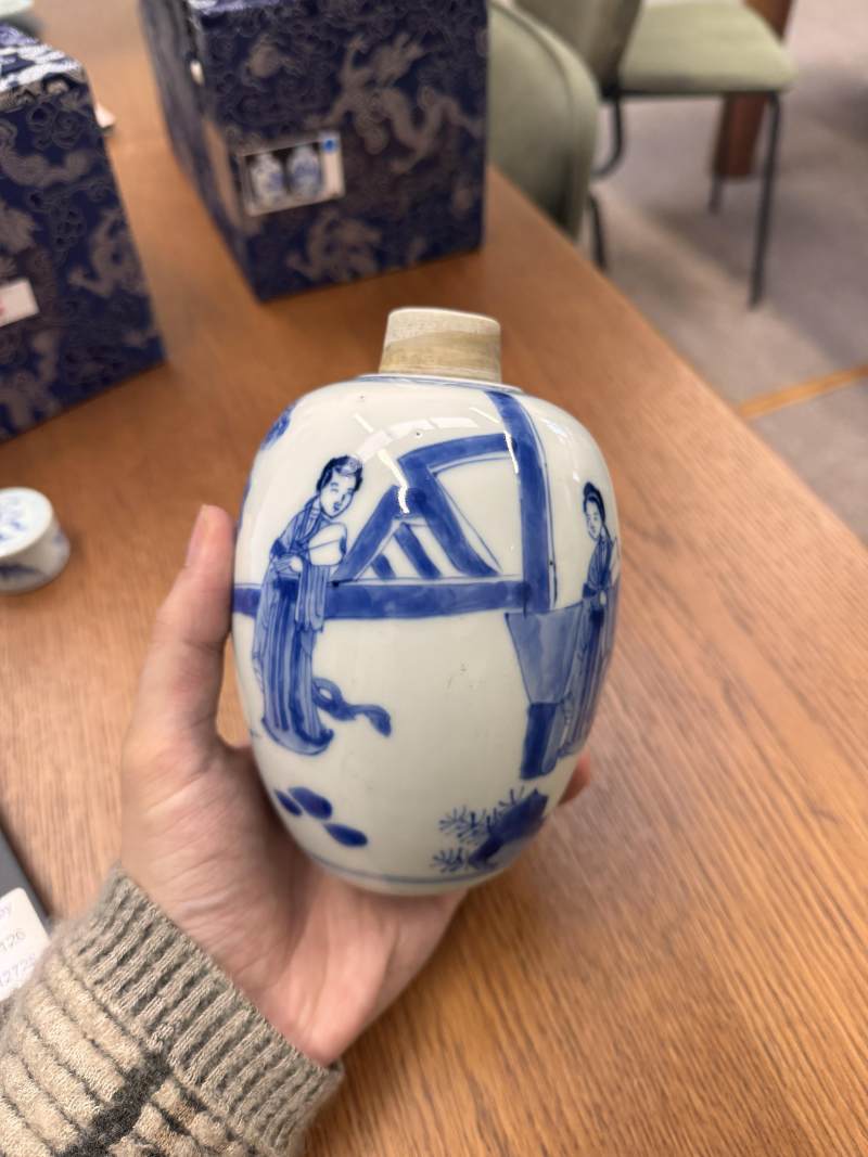 清康熙 青花仕女圖蓋罐一對 | Santos Collection | A pair of Chinese blue and white 'ladies' jars and covers, Qing dynasty, Kangxi period - 图30