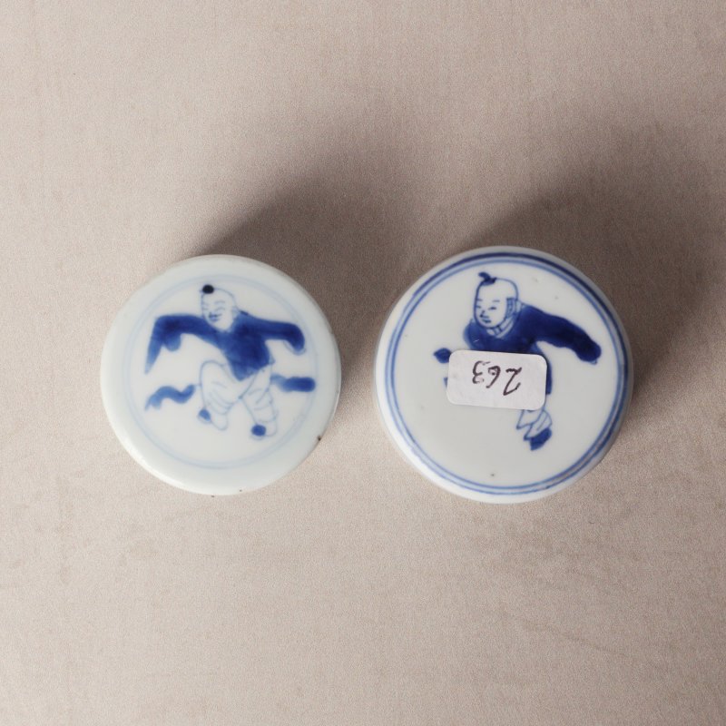 清康熙 青花仕女圖蓋罐一對 | Santos Collection | A pair of Chinese blue and white 'ladies' jars and covers, Qing dynasty, Kangxi period - 图43